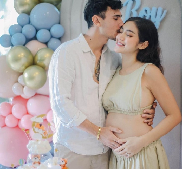Beberapa waktu lalu, pasangan artis Jessica Iskandar dan Vincent Verhaag menggelar acara gender reveal. Yang mana ini menjadi momen yang ditunggu-tunggu oleh keluarga dan sahabat untuk mengetahui jenis kelamin bayi kedua yang dikandung Jedar. Dalam acara tersebut, Jessica Iskandar tampil kasual mengenakan set bralette dan palazzo warna khaki. Diketahui, anak kedua Jedar adalah laki-laki. (Foto: Instagram.com/inijedar)