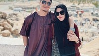 <p>Potret Alvin dan Henny mendapat pujian dari netizen. Mereka dipuji sangat serasi bahkan disebut sebagai pasangan dunia akhirat. "Indahnya pasangan dunia dan akhirat," tulis akun @bnra****. (Foto: Instagram @alvin_411)</p>