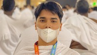 <p>Keduanya terlihat menjalani ibadah umrah untuk pertama kalinya setelah resmi menjadi suami istri. (Foto: Instagram @alvin_411)<br /><br /><br /></p>