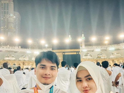 7 Potret Alvin Faiz dan Sang Istri Henny Rahman Saat Umrah