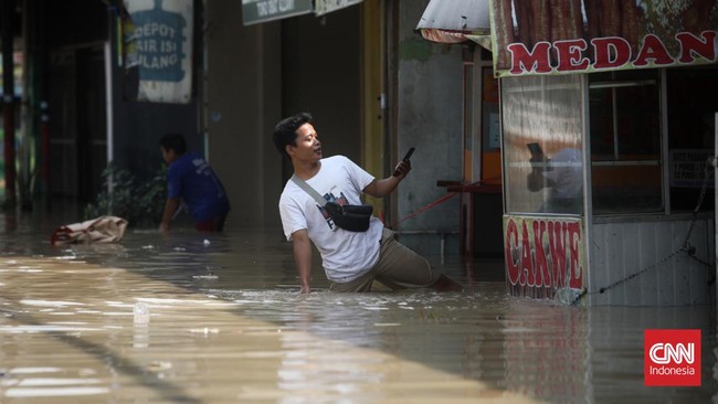 Sejumlah wilayah di Kota Bekasi terendam banjir akibat hujan deras yang melanda wilayah tersebut, Selasa (5/4). Ketinggian banjir mulai dari 40 sampai 100 cm.