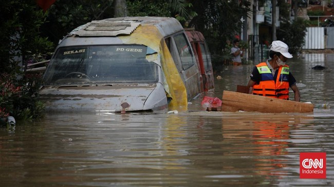 BPBD Kabupaten Bogor, Jawa Barat mencatat sebanyak 3.200 rumah yang terdiri atas 12.208 jiwa menjadi korban banjir dari luapan Sungai Cileungsi.
