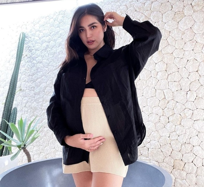 Cocok dengan suasana Bali, bralette menjadi outfit favorit Jessica Iskandar selama masa kehamilan. Paduan bralette dan celana pendek knit beserta outer kemeja oversized menjadi inspirasi outfit untuk ibu hamil di musim panas. Dalam potretnya ini, Jedaar terlihat begitu cantik bukan, Beauties? (Foto: Instagram.com/inijedar)