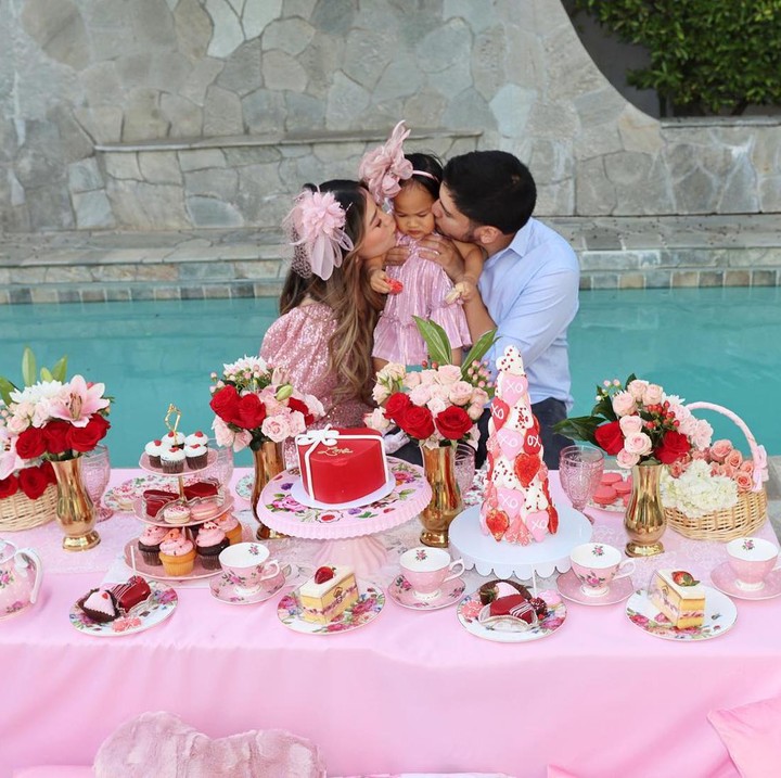 <p>Dalam perayaan hari Valentine yang digelar belum lama ini, Aditya dan Kezia berbagi potret mereka bersama sang buah hati. Kezia dan sang putri tampil kompak dengan baju serba <em>pink</em>, senada dengan dekorasi pesta. (Foto: Instagram @keziatoemion)</p>