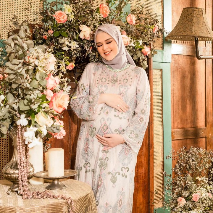 <p>Enggak hanya itu, wanita kelahiran Medan 28 tahun silam itu juga terlihat makin cantik dan glowing. Bagaimana menurut Bunda? (Foto: Instagram @rogerojey)<br /><br /><br /></p>