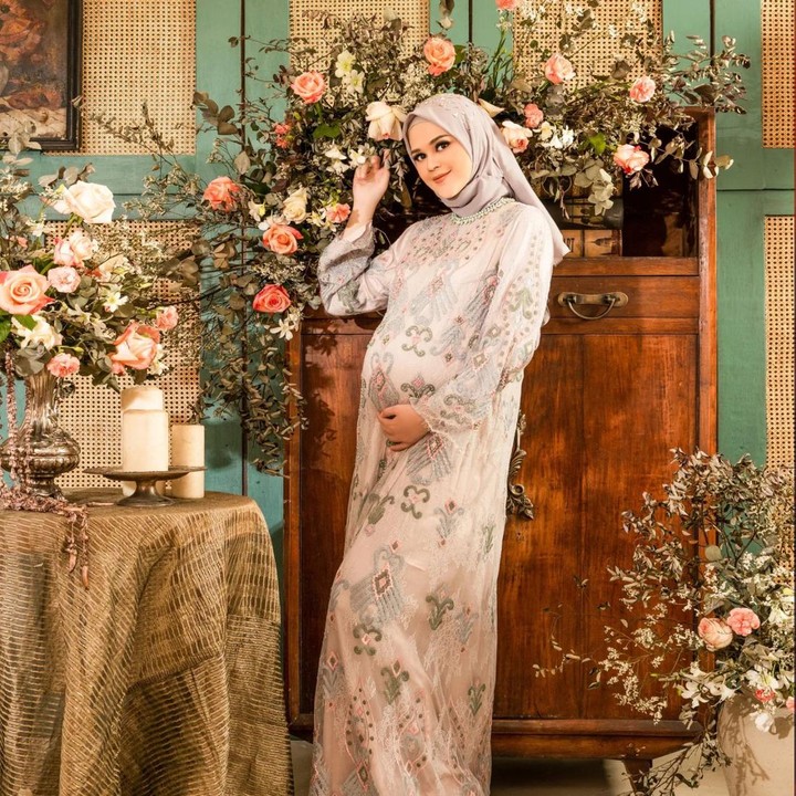 <p>Kita doakan, semoga kehamilan Cut Meyriska sehat selalu dan kelahiran anak keduanya berjalan dengan lancar ya, Bunda. (Foto: Instagram @rogerojey)</p>