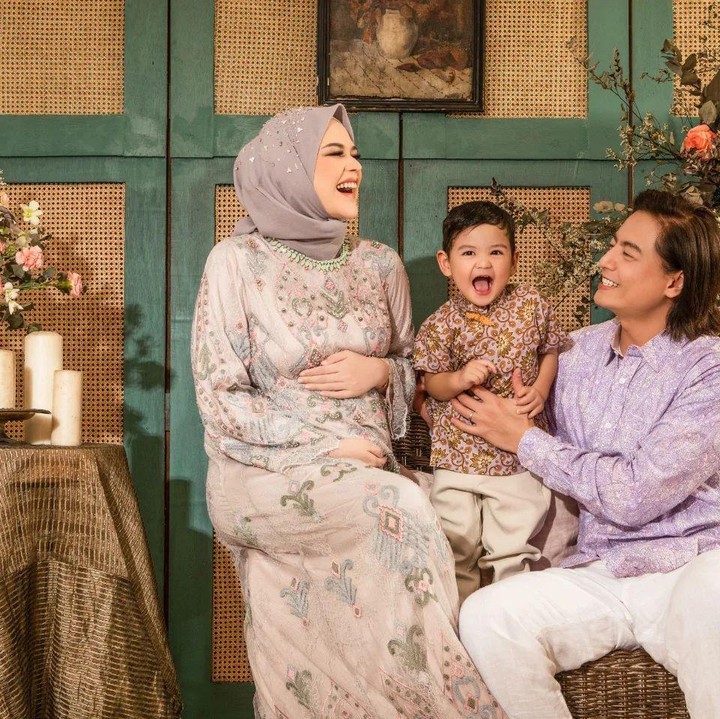 <p>Di usia kehamilan yang sudah menginjak 7 bulan, penampilan Cut Meyriska tampak semakin anggun lho, Bunda. (Foto: Instagram @rogerojey)<br /><br /><br /></p>