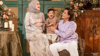 <p>Di usia kehamilan yang sudah menginjak 7 bulan, penampilan Cut Meyriska tampak semakin anggun lho, Bunda. (Foto: Instagram @rogerojey)<br /><br /><br /></p>