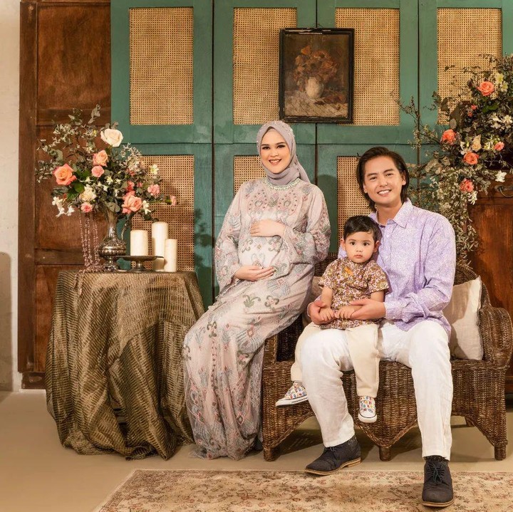 <p>Memakai dress dan hijab bernuansa senada, penampilan Cut Meyriska tampak memukau, ya? (Foto: Instagram @rogerojey)<br /><br /><br /></p>
