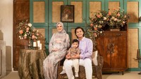 <p>Memakai dress dan hijab bernuansa senada, penampilan Cut Meyriska tampak memukau, ya? (Foto: Instagram @rogerojey)<br /><br /><br /></p>