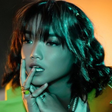 Joget Bareng Lawan Main Film, Posisi Tangan Fuji Jadi Sorotan