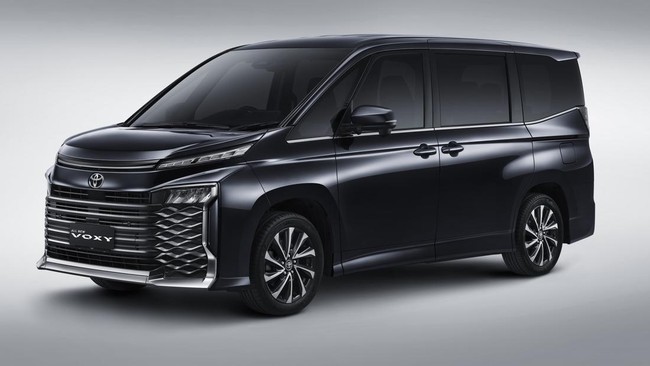 Generasi keempat Toyota Voxy kini menggunakan TNGA, mesin 2.000 cc M20A-FKS, dan Toyota Safety Sense 3.0.