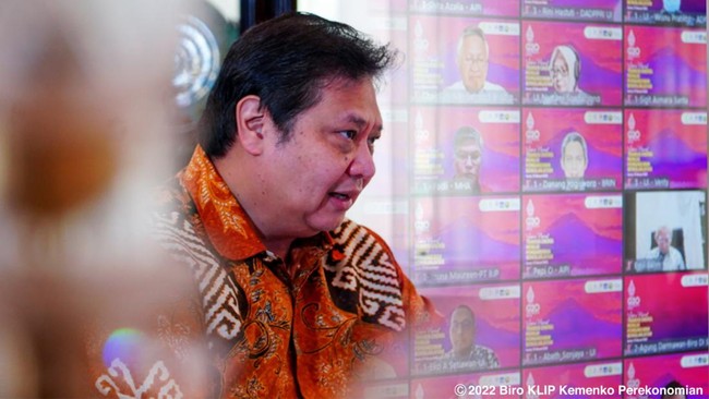 Airlangga Hartarto mendorong generasi muda Indonesia, khususnya mahasiswa, untuk mampu menghadapi tantangan zaman lewat peningkatan kualitas dan wirausaha.