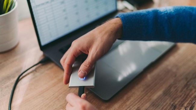 Cara mengatasi hardisk eksternal tidak terbaca di laptop maupun komputer bisa Anda lakukan di rumah. Ketahui pula penyebab dan cara merawat hardisk.