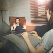 Biar Kepala Nggak Pening, Ini 5 Cara Mengurangi Overthinking Saat LDR dengan Pasangan!