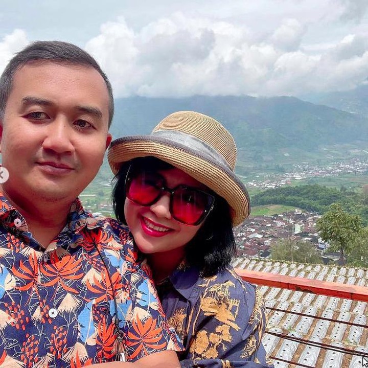 <p>Ya, di sela kesibukannya, Joy dan Cahyo meluangkan waktu untuk memiliki quality time bersama. Setiap unggahan foto bersama suami, Joy pun menulis di caption bahwa ia tak berhenti bersyukur dengan nikmat yang diberikan Tuhan padanya. (Foto: Instagram @joydestinytobing)</p>