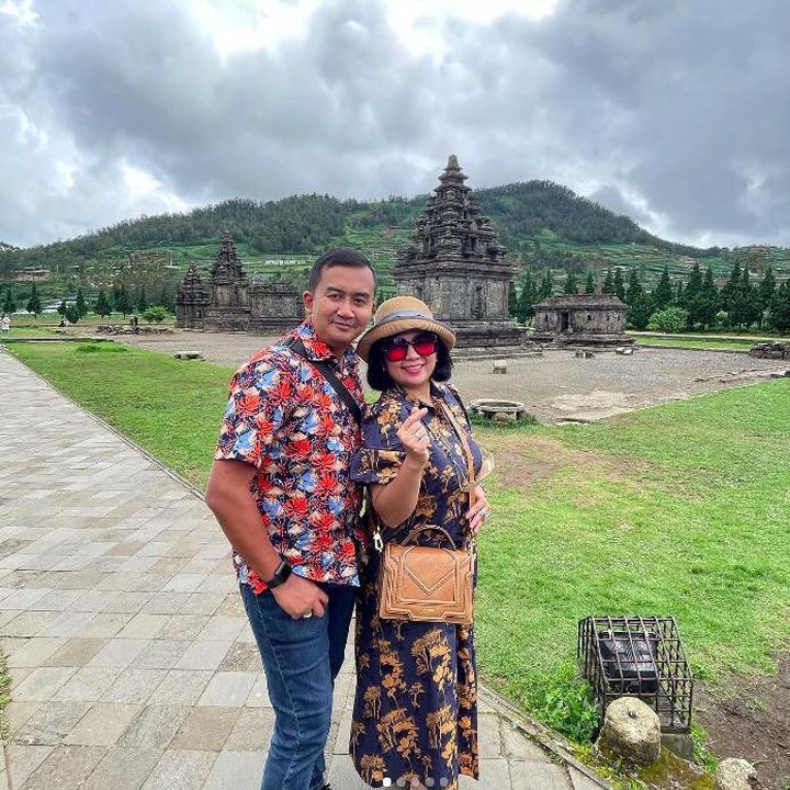 <p>Setelah menikah, Joy terlihat makin mesra dengan sang suami. Baru-baru ini, ia membagikan foto liburannya ke Dieng, Wonosobo, Jawa Tengah. (Foto: Instagram @joydestinytobing)</p>