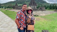 <p>Setelah menikah, Joy terlihat makin mesra dengan sang suami. Baru-baru ini, ia membagikan foto liburannya ke Dieng, Wonosobo, Jawa Tengah. (Foto: Instagram @joydestinytobing)</p>
