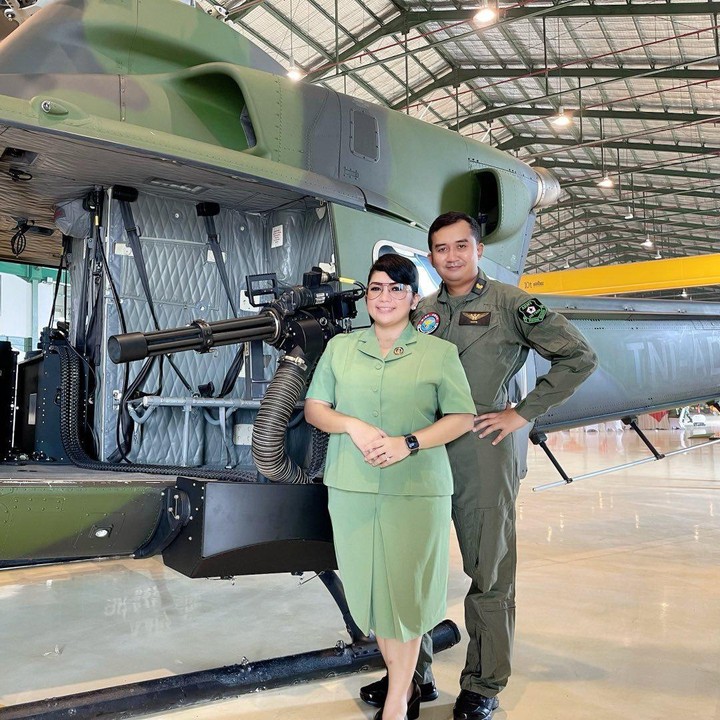 <p>Joy Destiny Tiurma Tobing atau Joy Tobing kini sedang menikmati status barunya sebagai seorang istri. Seperti diketahui, Joy menikah dengan seorang perwira TNI bernama Cahyo Permono pada September tahun lalu. (Foto: Instagram @joydestinytobing)</p>
