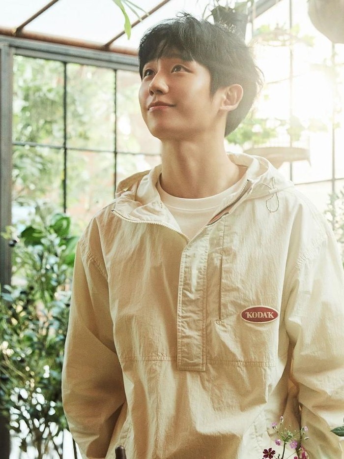 Belum lama ini, Jung Hae In terpilih sebagai model pertama untuk KODAK Apparel Spring Collection 2022. Sama seperti namanya, koleksi pakaian tersebut mengusung konsep cerah dan fresh yang cocok untuk musim semi./ Foto: instagram.com/kodakstyle_kr