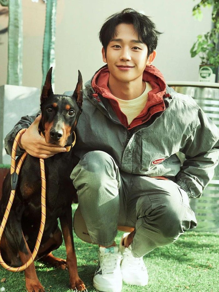 Dengan gaya casual serta boyfriend material look, Jung Hae In terlihat menawan dalam balutan outfit dari KODAK Apparel. Tak ketinggalan, ia pun berpose bersama seekor anjing yang juga menghadap ke arah kamera./ Foto: instagram.com/holyhaein