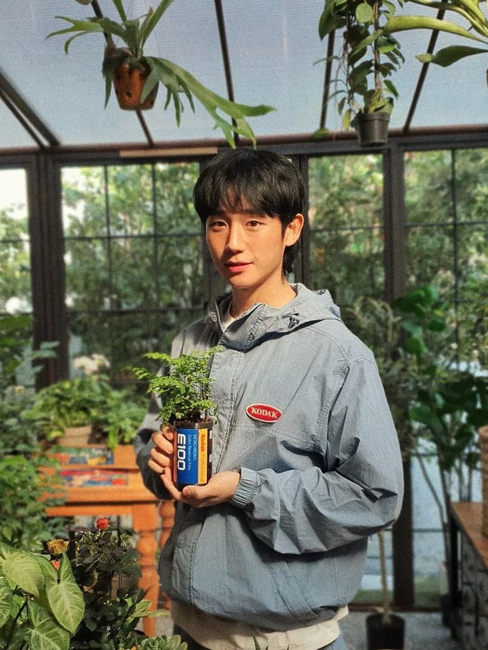 Berbeda dari potret sebelumnya, aktor berusia 33 tahun ini memamerkan rambut barunya lho, Beauties. Ia tampil dengan rambut ala idol K-Pop yang biasa disebut 