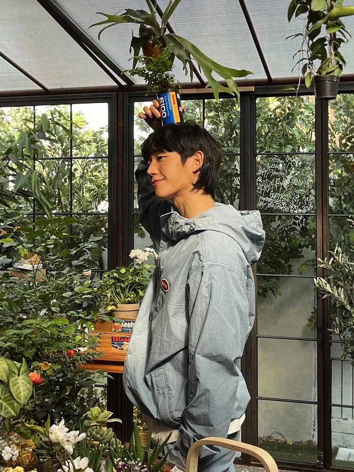 Memamerkan side profile, kamu bisa melihat lebih jelas gaya rambut Jung Hae In yang baru ini. Biasa tampil dengan rambut pendek yang rapi, mullet hair ini cocok juga untuk Jung Hae In, ya!/ Foto: instagram.com/holyhaein