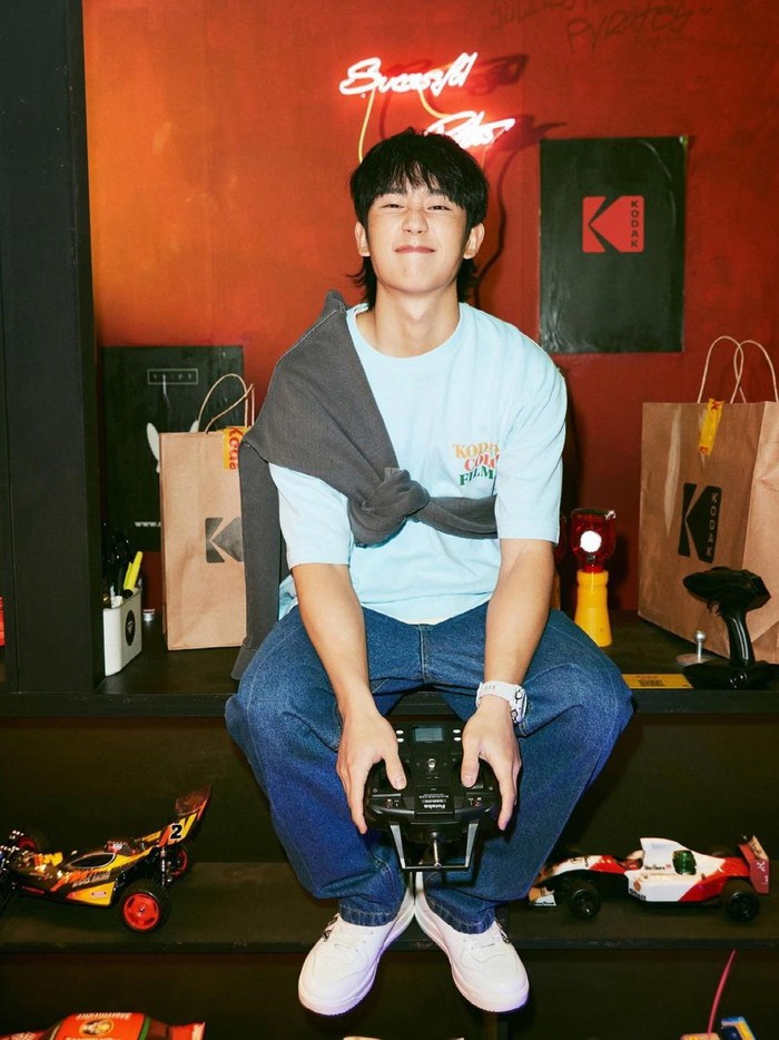 Di pose lainnya, Jung Hae In terlihat makin menggemaskan dengan outfit casual serta ekspresinya yang terlihat merengut, namun memancarkan kesan imut. Nah, kamu sendiri suka dengan gaya rambut baru Jung Hae In nggak nih, Beauties?/ Foto: twitter.com/haesoo_official