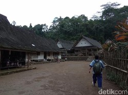 Menolak Listrik Demi Menjaga Tradisi di Kampung Naga