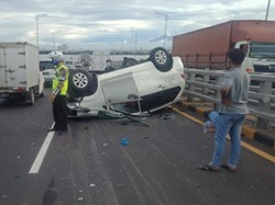Mobil yang Terbalik di Suramadu Akibat Kaki Roda Patah
