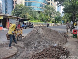 Pekerja Siap-siap Mengecor Kerusakan Sekitar Sumur Resapan Kuningan Jaksel