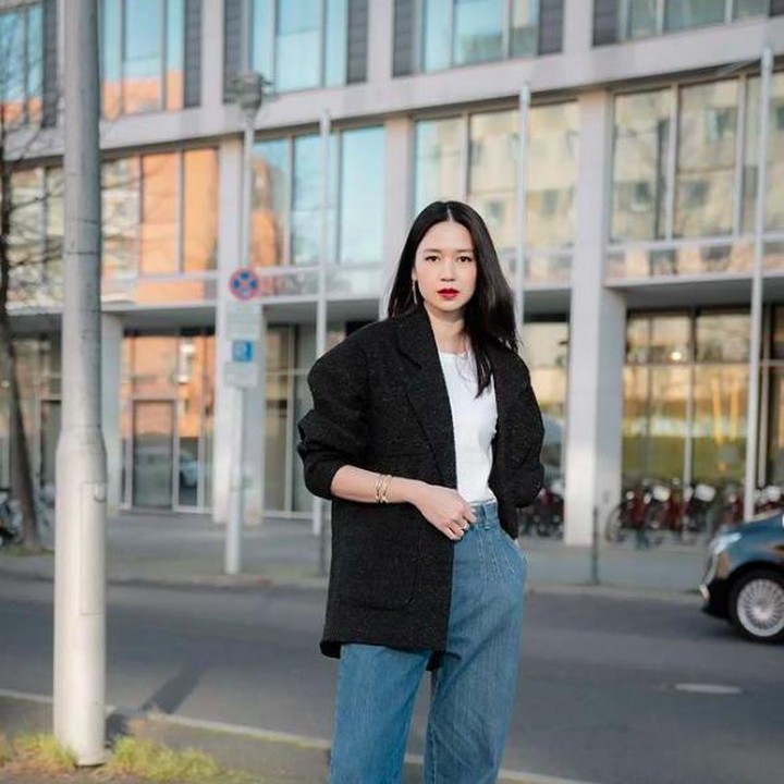 <p>Bagi Bunda yang belum tahu film yang diperankan Laura Basuki ini bercerita tentang seorang perempuan biasa bernama Nana. Ia melarikan diri saat akan dipersunting. (Foto: Instagram @laurabas)</p>