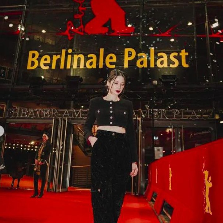 <p>Potret ketika Laura Basuki hadir di karpet merah Berlinale. Ia hadir bersama para sineas yang terlibat dalam film BEFORE, NOW & THEN, termasuk Happy Salma. (Foto: Instagram @laurabas)</p>