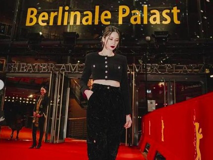7 Potret Laura Basuki Memesona di Berlinale Festival, Menang Penghargaan Bun