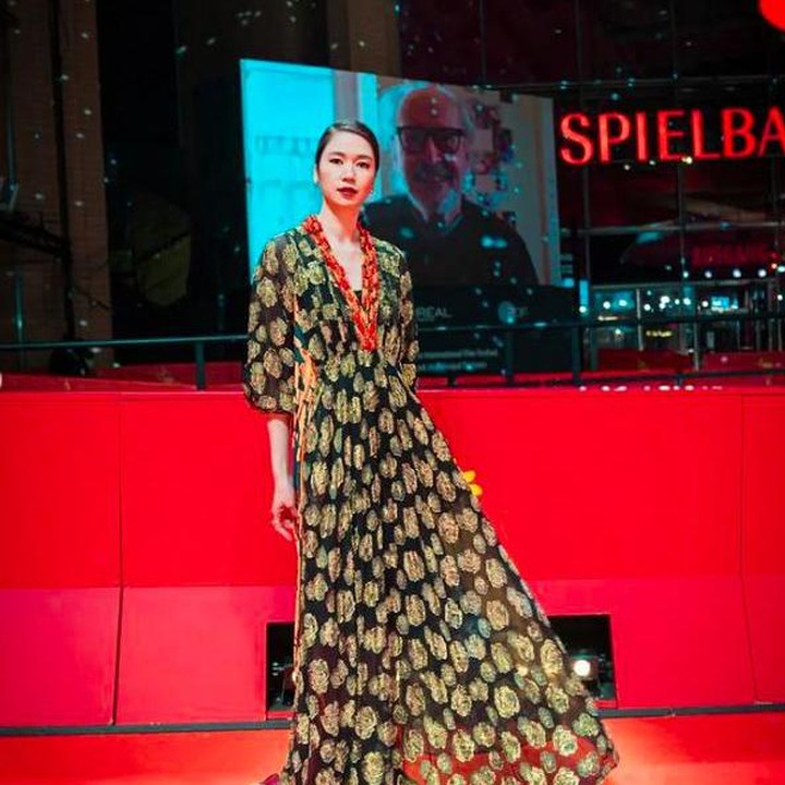 <p>Aktris 34 tahun itu tak menyangka film berbahasa Sunda itu menarik perhatian sineas dunia hingga dianggap layak bersaing dengan film lainnya, Bunda. (Foto: Instagram @laurabas)</p>