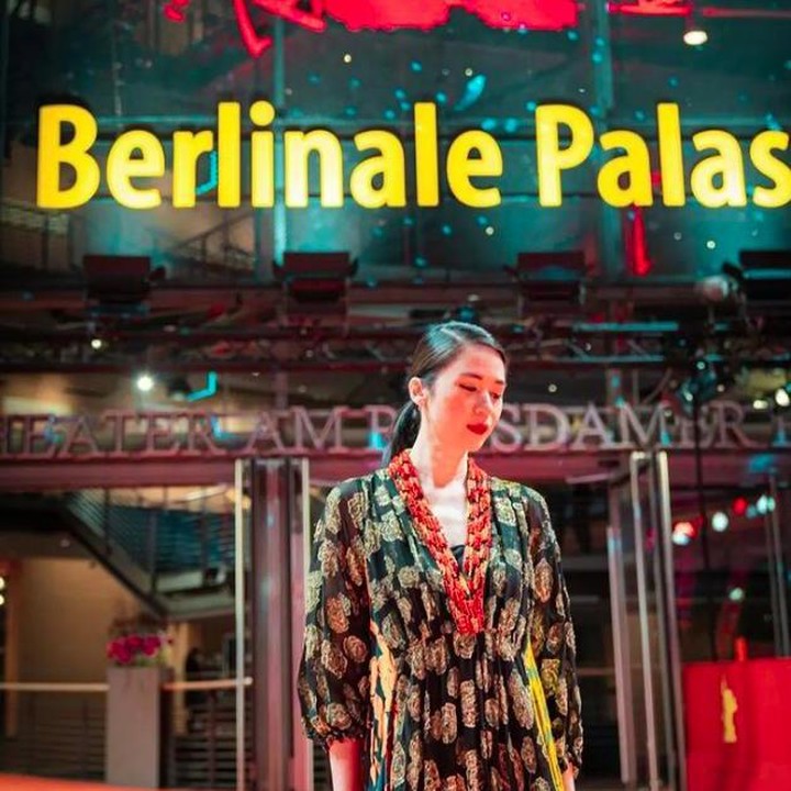 <p>Perasaan bangga tentu dirasakan Laura Basuki. Ia sempat belum bisa mencerna kabar dirinya mendapatkan piala Silver Bear. Ia dikabari ketika hari kedua karantina sepulang dari Berlin, Bunda. (Foto: Instagram @laurabas)</p>