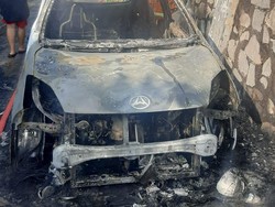 Keluar Asap Saat Menanjak, Mobil Hangus Terbakar di Tanah Baru Depok