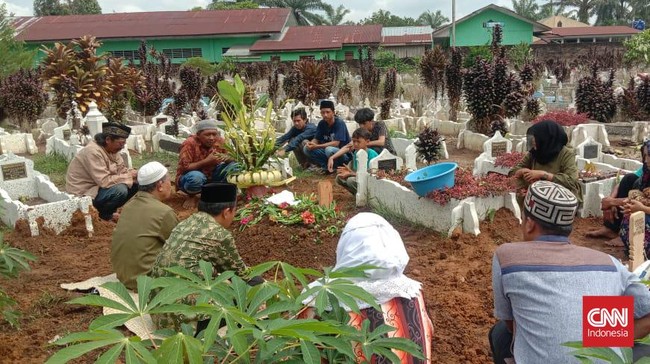 Jenazah Novi Amelia (35) dimakamkan di TPU, Kelurahan Padang Merbau, Kecamatan Padang Hulu, Kota Tebingtinggi, Sumatera Utara, Kamis (17/2).