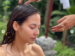 Upacara Melukat yang Dijalani Pevita Pearce Bukan Pindah Agama