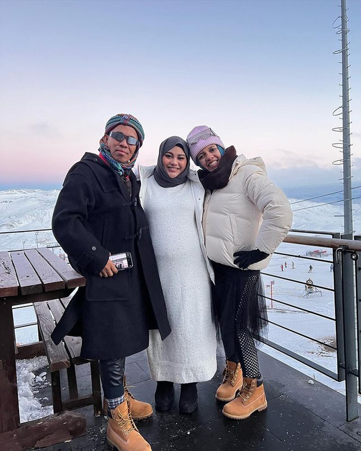 Potret Aurel dan Orang Tua Atta Hailintar