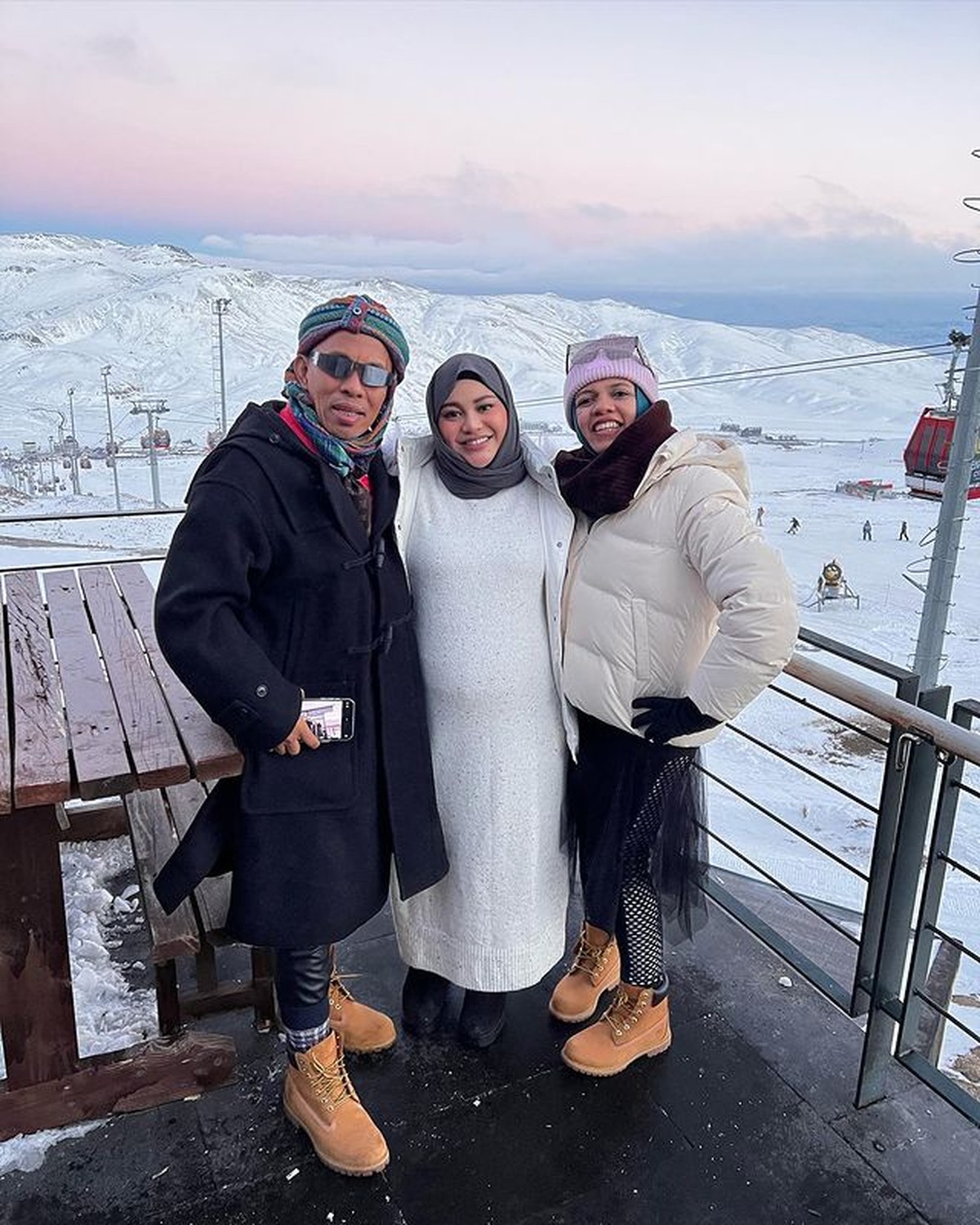 Potret Aurel dan Orang Tua Atta Hailintar