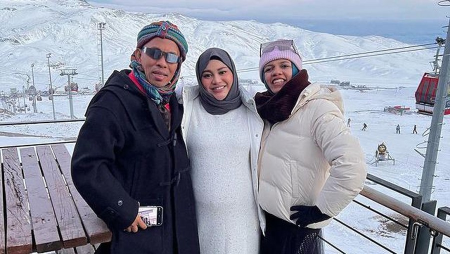 Potret Aurel dan Orang Tua Atta Hailintar
