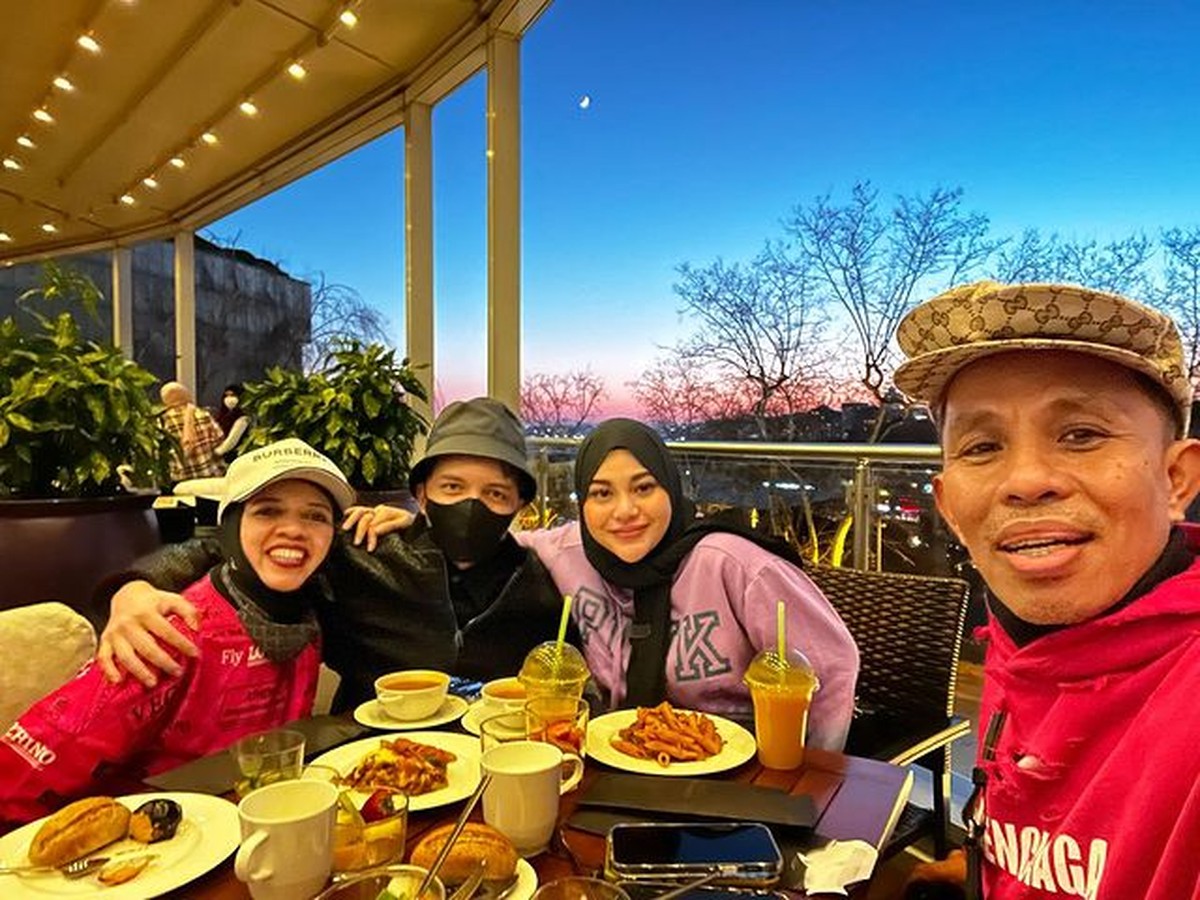 Potret Aurel dan Orang Tua Atta Hailintar