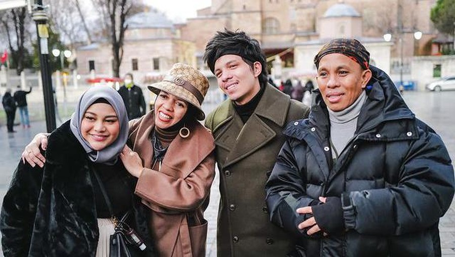Potret Aurel dan Orang Tua Atta Hailintar