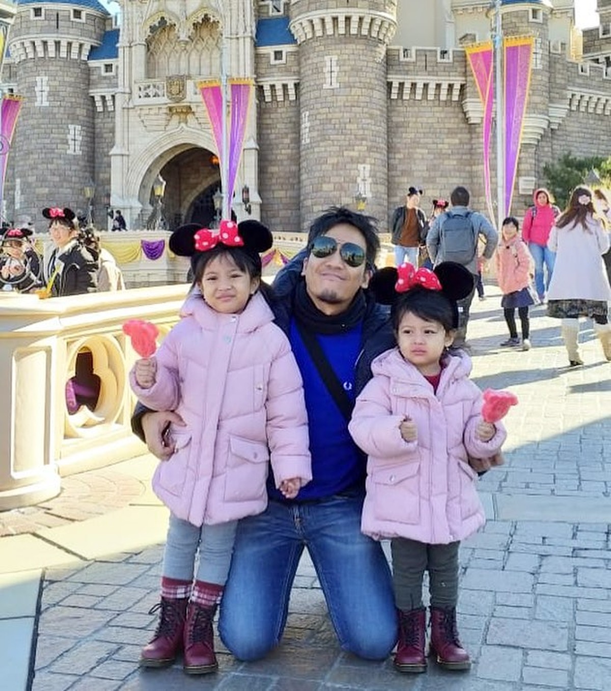 Kedekatan Desta dengan ketiga anaknya sukses mencuri perhatian publik&period; Yuk&comma; intip potret kompak mereka&excl;