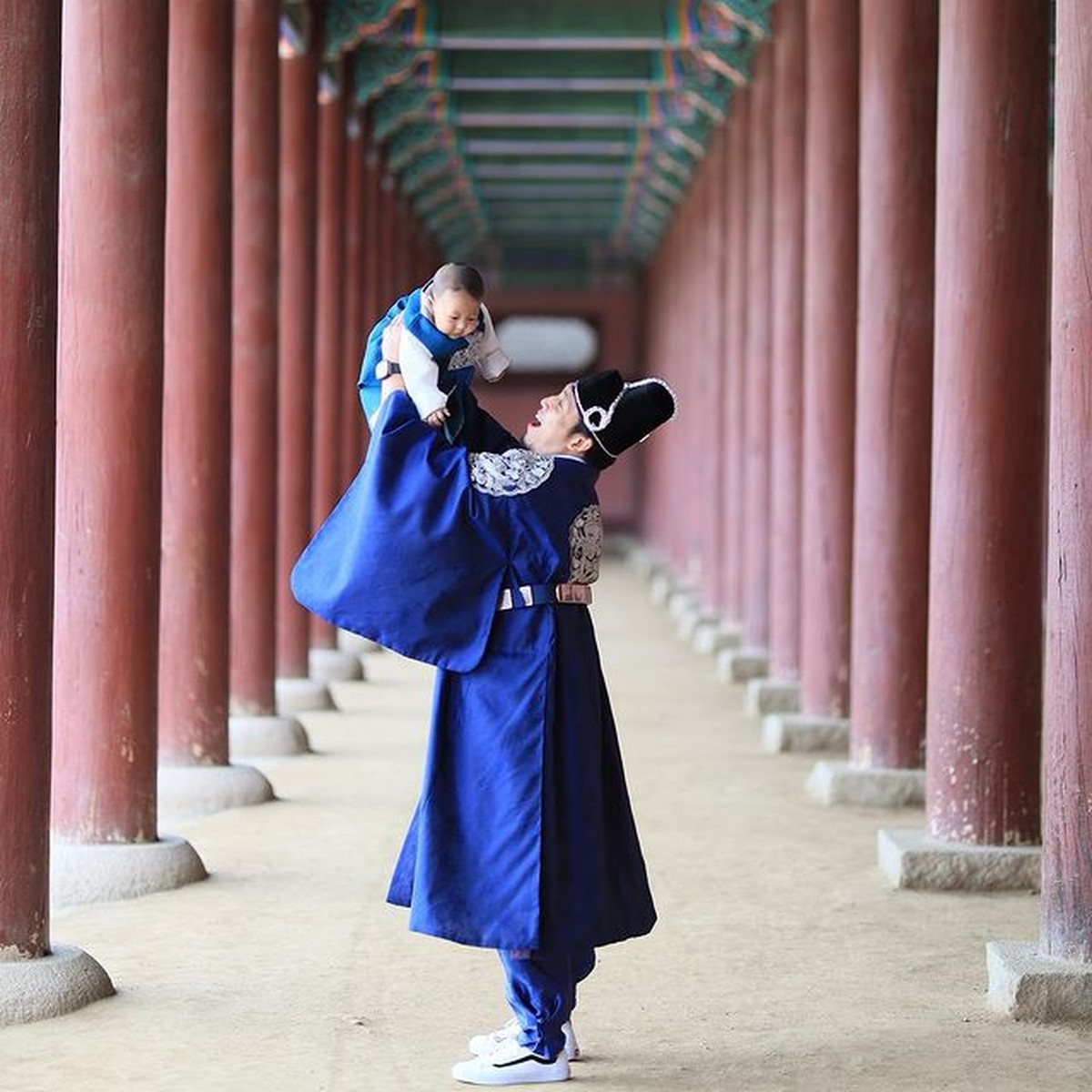 Kedekatan Desta dengan ketiga anaknya sukses mencuri perhatian publik&period; Yuk&comma; intip potret kompak mereka&excl;