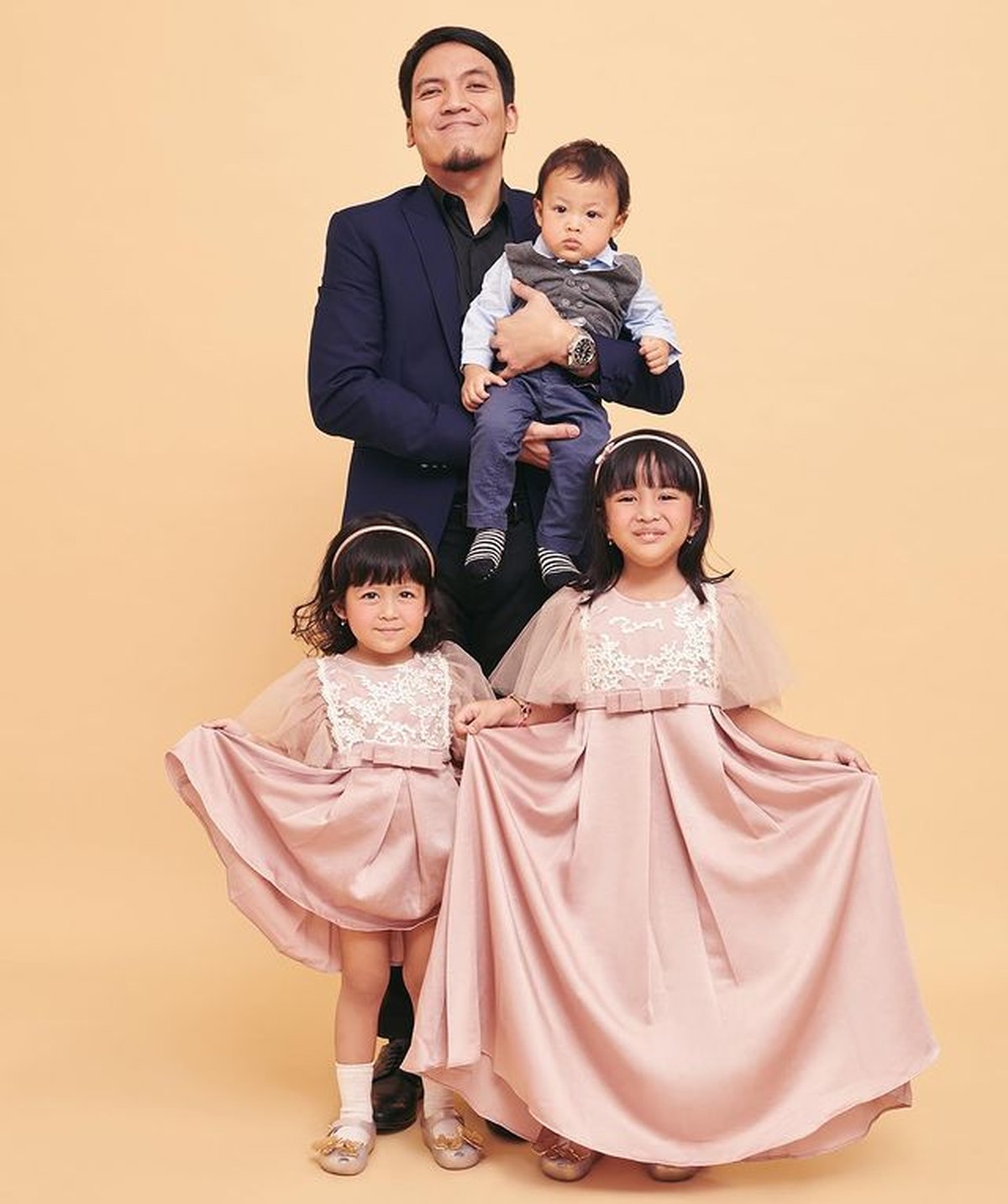 Kedekatan Desta dengan ketiga anaknya sukses mencuri perhatian publik&period; Yuk&comma; intip potret kompak mereka&excl;