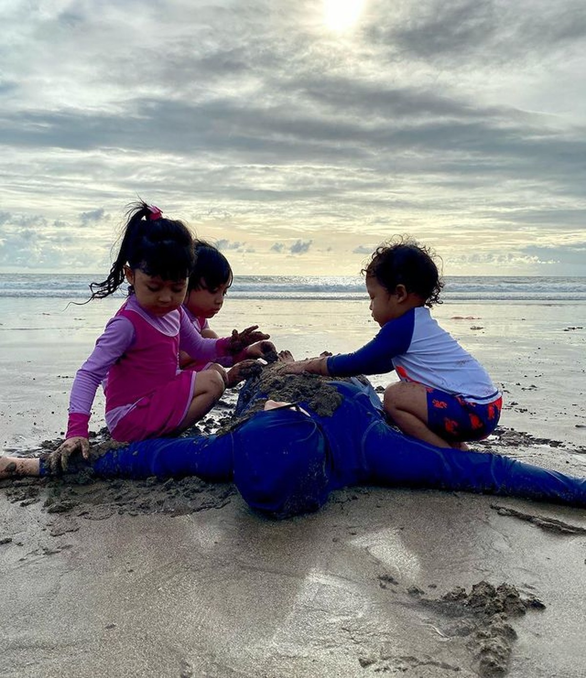 Kedekatan Desta dengan ketiga anaknya sukses mencuri perhatian publik&period; Yuk&comma; intip potret kompak mereka&excl;