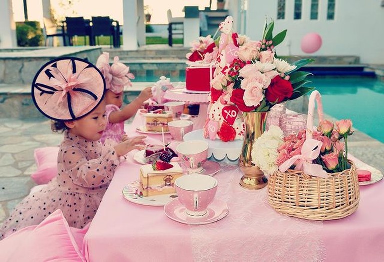 Potret Gendis Siti Hatmanti Anak Panji Trihatmodjo dan Varsha Strauss memiliki gaya yang kece dan stylish sejak kecil. Yuk, intip potretnya!