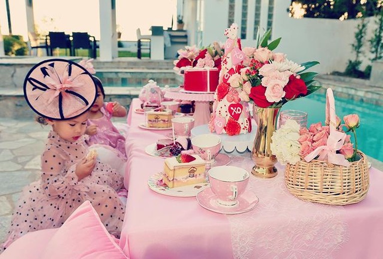 Potret Gendis Siti Hatmanti Anak Panji Trihatmodjo dan Varsha Strauss memiliki gaya yang kece dan stylish sejak kecil. Yuk, intip potretnya!